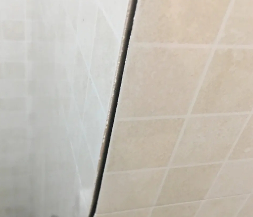 德兴瓷砖空鼓维修公司分享阳台瓷砖脱落的修复过程可以分为以下几个步骤