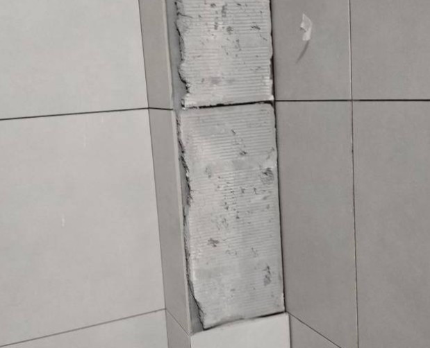 德兴瓷砖空鼓维修公司分享下瓷砖施工前基层浇水润湿程度不足，可能导致以下问题