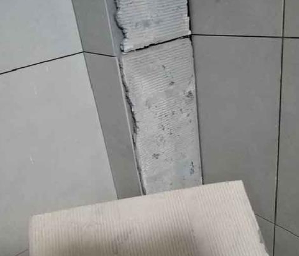 德兴瓷砖空鼓维修公司分享下厨房瓷砖脱落的补救措施。
